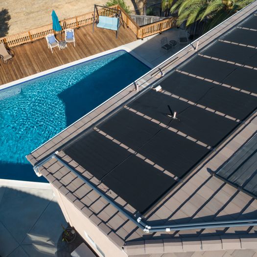 placas solares y piscina